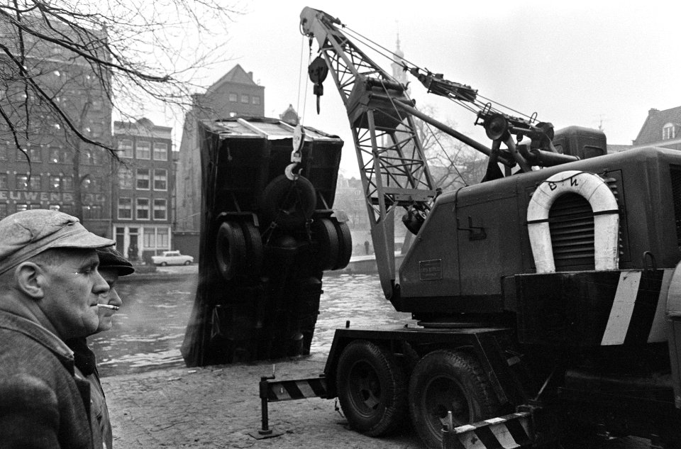 Auto te water in Zwanenburgwal, Bestanddeelnr 918-7693