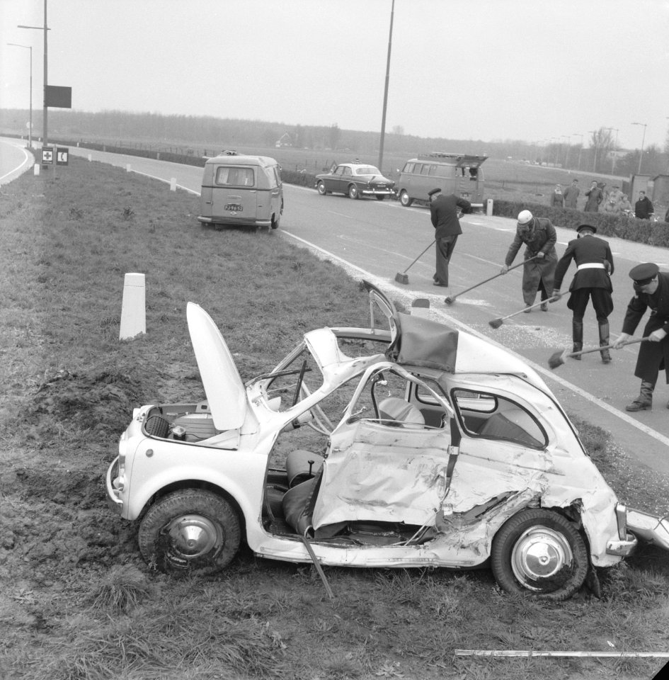 Auto-ongeluk op het kruispunt van Rijksweg 3 bij Rotter, Bestanddeelnr 911-7685