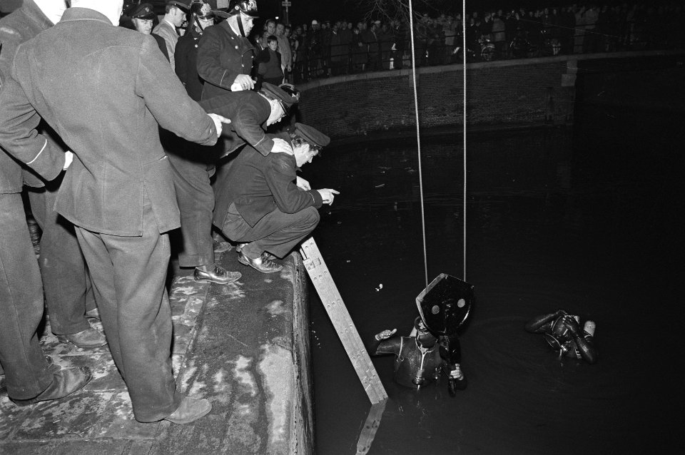 Auto te water in Geldersekade, Amsterdam, Bestanddeelnr 924-0859