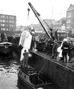 Auto te water in Rotterdam, Bestanddeelnr 911-0516