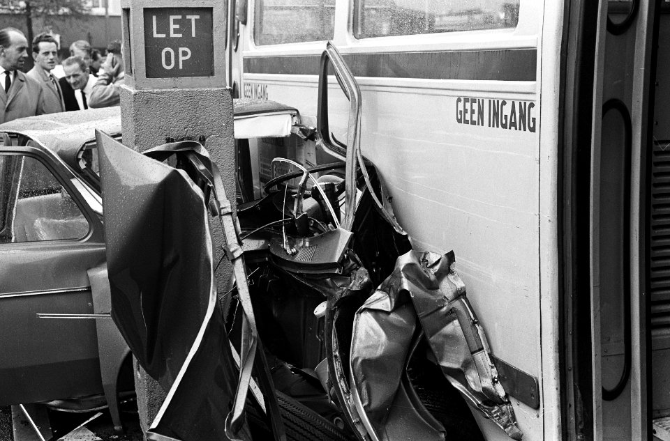Auto tussen tram en vluchtheuvel in totaal vernield Den Haag, Bestanddeelnr 915-5905