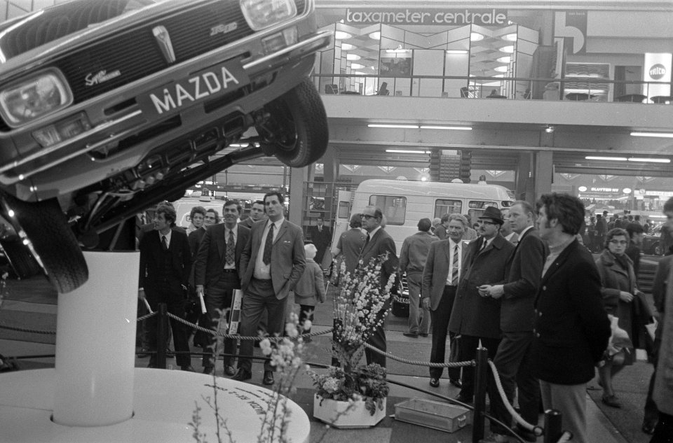 Autotentoonstelling RAI, Amsterdam belangstellenden kijken onder auto, Bestanddeelnr 924-2702