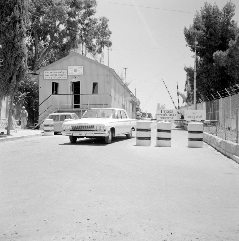 Auto rijdt langs de wegversperring bij Mandelbaum Gate, Bestanddeelnr 255-2362