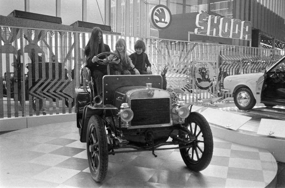 Autotentoonstelling RAI, Amsterdam moeder met kinderen in oude auto, Bestanddeelnr 924-2703