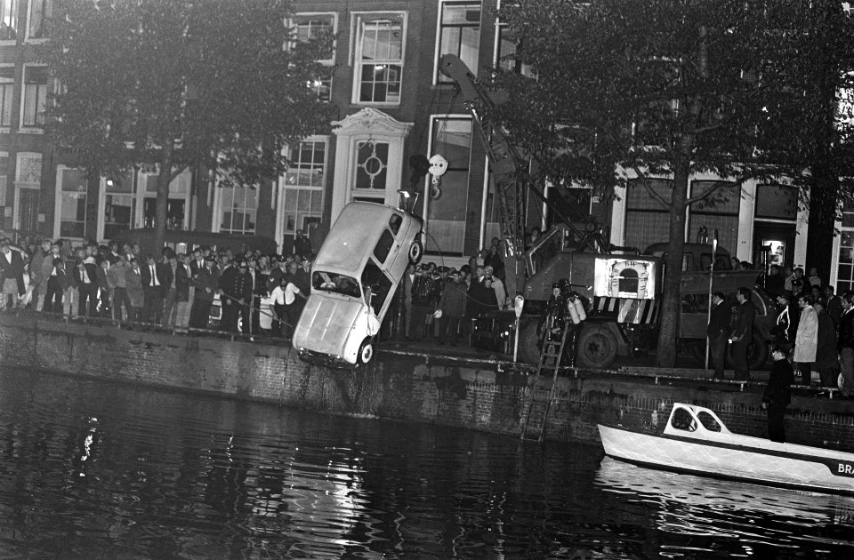 Auto te water in de Singel bij het Spui, Bestanddeelnr 921-7683