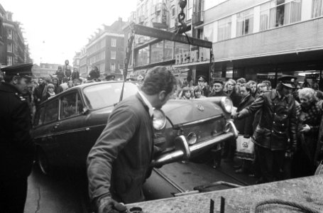Autowrakken die de weg blokkeerden worden weggesleept, Bestanddeelnr 926-9345