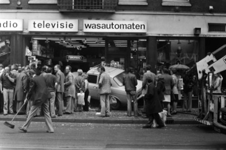 Auto rijdt etalage binnen in Van Woustraat , Amsterdam, Bestanddeelnr 928-6162