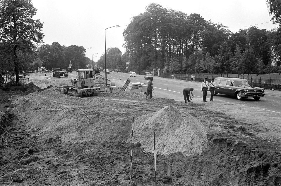 Autoweg voor Soestdijk wordt verbreed. Uitzicht machinist van de stoomwals op Pa, Bestanddeelnr 921-4911