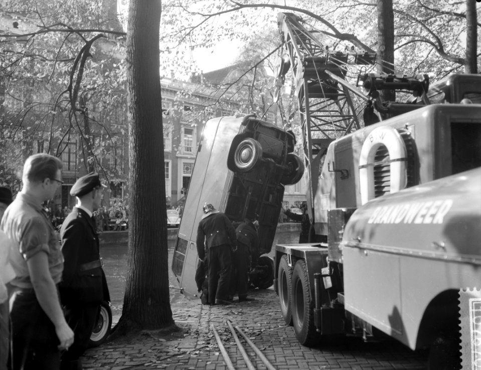 Auto te water in de Heerengracht, Bestanddeelnr 910-7670