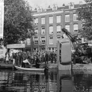 Auto te water in Ruysdaelkade, Bestanddeelnr 917-9853