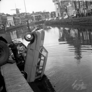 Auto te water in Schiedam, de auto wordt uit het water gehaald, Bestanddeelnr 917-4180