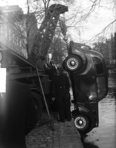 Auto te water in Heerengracht, Bestanddeelnr 904-5054