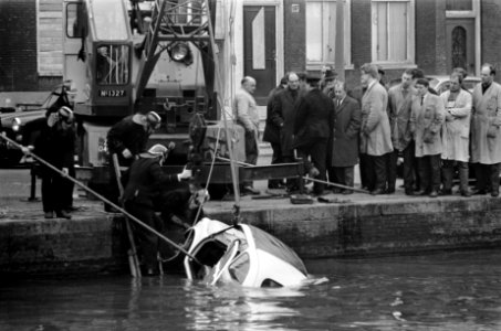 Auto te water op hoek Sloterkade en de Zeilstraat, Bestanddeelnr 921-1231