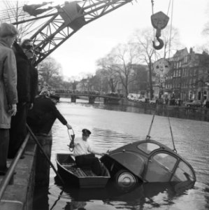 Auto te water in de Keizersgracht te Amsterdam Brandweer bezig met het uit het , Bestanddeelnr 912-3102
