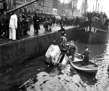 Auto te water in Rotterdam, Bestanddeelnr 911-0515