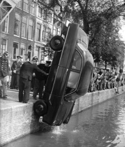 Auto te water in de Amstel bij de magere brug, Bestanddeelnr 910-4312