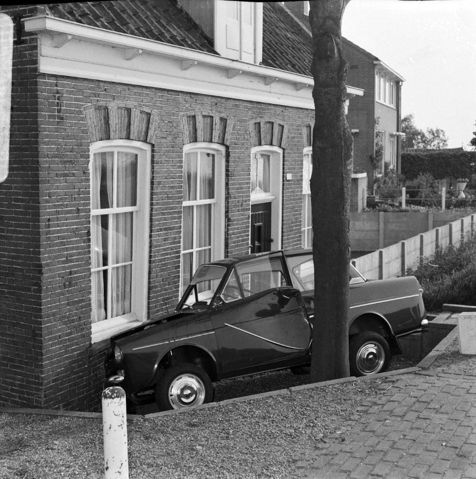 Auto (nieuwe) tegen huis bij Nes, aan de Amstel, Bestanddeelnr 919-1761