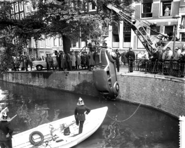 Auto te water in Keizersgracht, Bestanddeelnr 911-3789