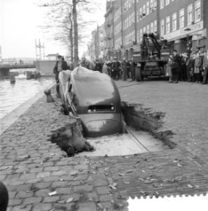 Auto zakt weg in een gat op de Kostverlorenkade, Bestanddeelnr 909-9576