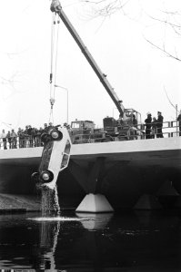 Auto wordt uit water gehaald (Amsterdam), Bestanddeelnr 930-0577