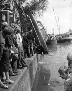 Auto te water in de Amstel bij de magere brug, Bestanddeelnr 910-4310