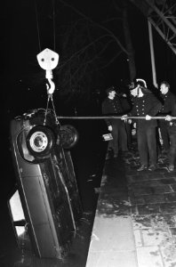 Auto te water in Geldersekade, Amsterdam, Bestanddeelnr 924-0858