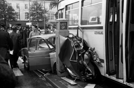 Auto tussen tram en vluchtheuvel in totaal vernield Den Haag, Bestanddeelnr 915-5904