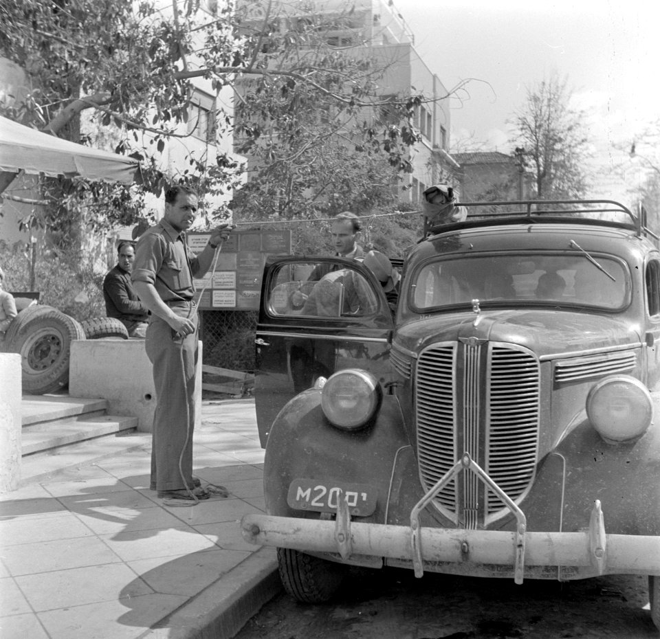 Auto voor het pand van het taxibedrijf Kesher Transport te Tel Aviv dat combinat, Bestanddeelnr 255-1570