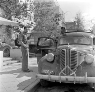 Auto voor het pand van het taxibedrijf Kesher Transport te Tel Aviv dat combinat, Bestanddeelnr 255-1570