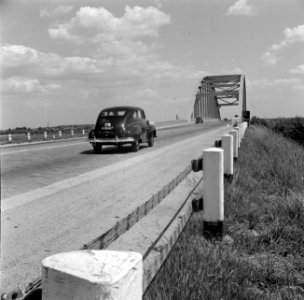 Auto rijdt naar de brug over het Amsterdam-Rijnkanaal bij Jutphaas, Bestanddeelnr 252-0132