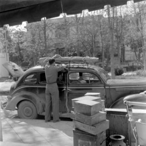 Auto voor het pand van het taxibedrijf Kesher Transport in Tel Aviv dat combinat, Bestanddeelnr 255-1571