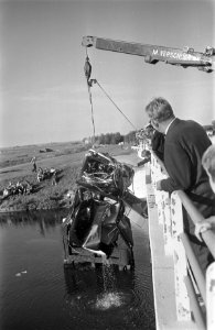 Auto te water op snelweg Amsterdam naar Den Haag wrak wordt uit kanaal gehesen, Bestanddeelnr 923-8648