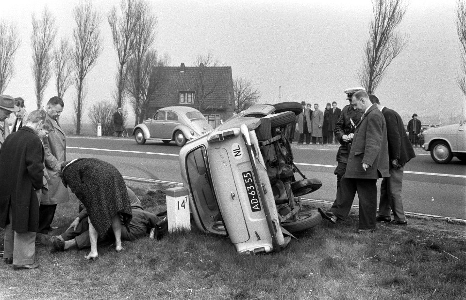 Auto over de kop geslagen van de rijksweg Amsterdam Den Haag, Bestanddeelnr 911-1355