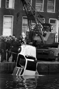 Auto te water op hoek Sloterkade en de Zeilstraat, Bestanddeelnr 921-1232