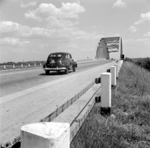 Auto rijdt naar de brug over het Amsterdam-Rijnkanaal bij Jutphaas, Bestanddeelnr 252-0131