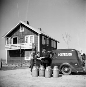 Auto van de Posterijen bij een gebouw van het Joodse werkdorp in de Wieringermee, Bestanddeelnr 254-4898