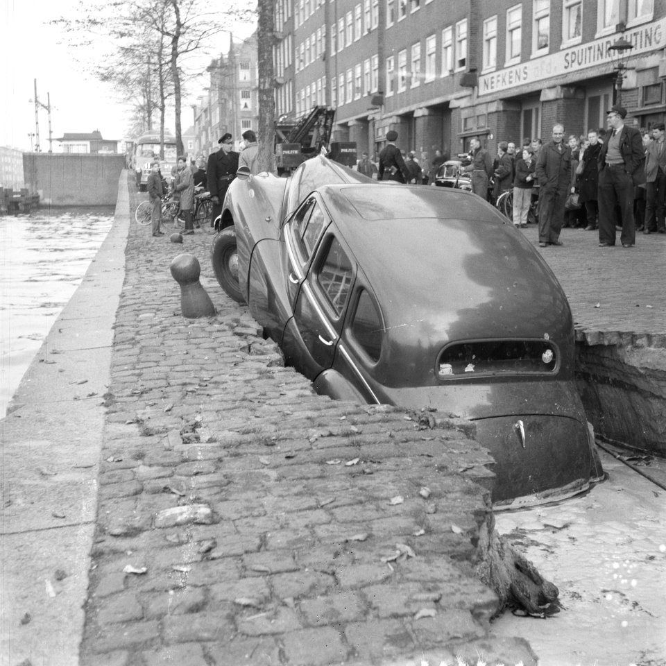Auto zakt weg in een gat op de Kostverlorenkade, Bestanddeelnr 909-9577