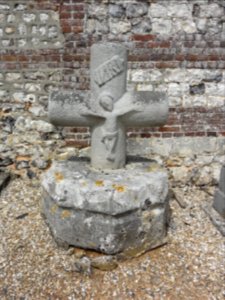Autretot (Seine-Mar.) croix sculpté ancien cimetière