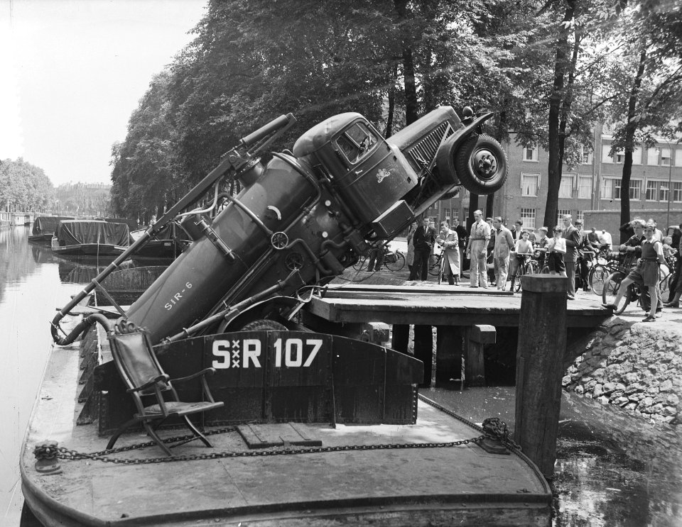 Auto van Stadsreiniging gekanteld op schuit. Stadhouderskade bij Ferdinand Bolst, Bestanddeelnr 905-1872