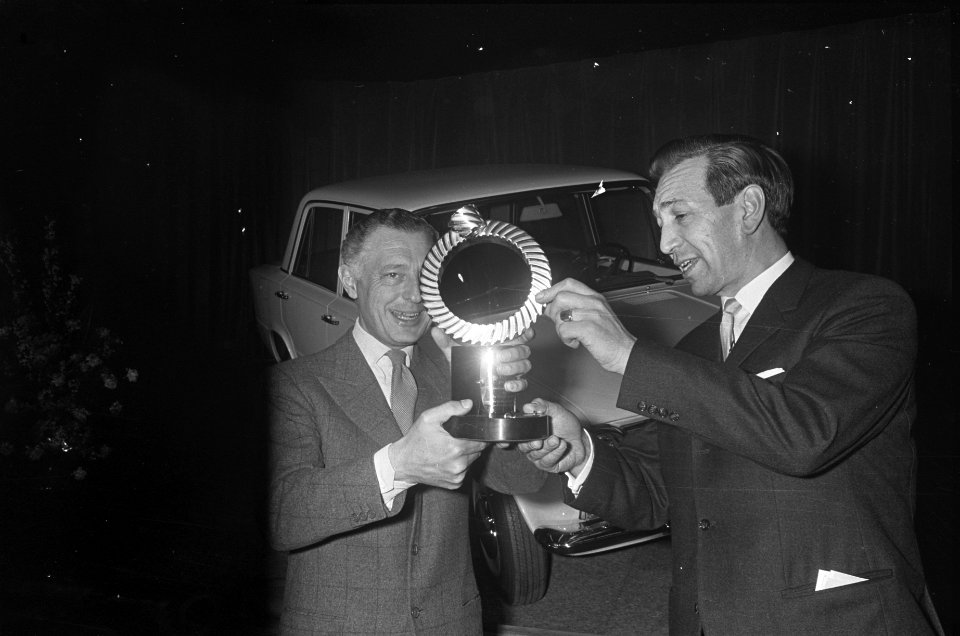 Auto van het jaar, Fred van der Vlugt overhandigt trofee aan dr. Giovanni Agnell, Bestanddeelnr 920-0823