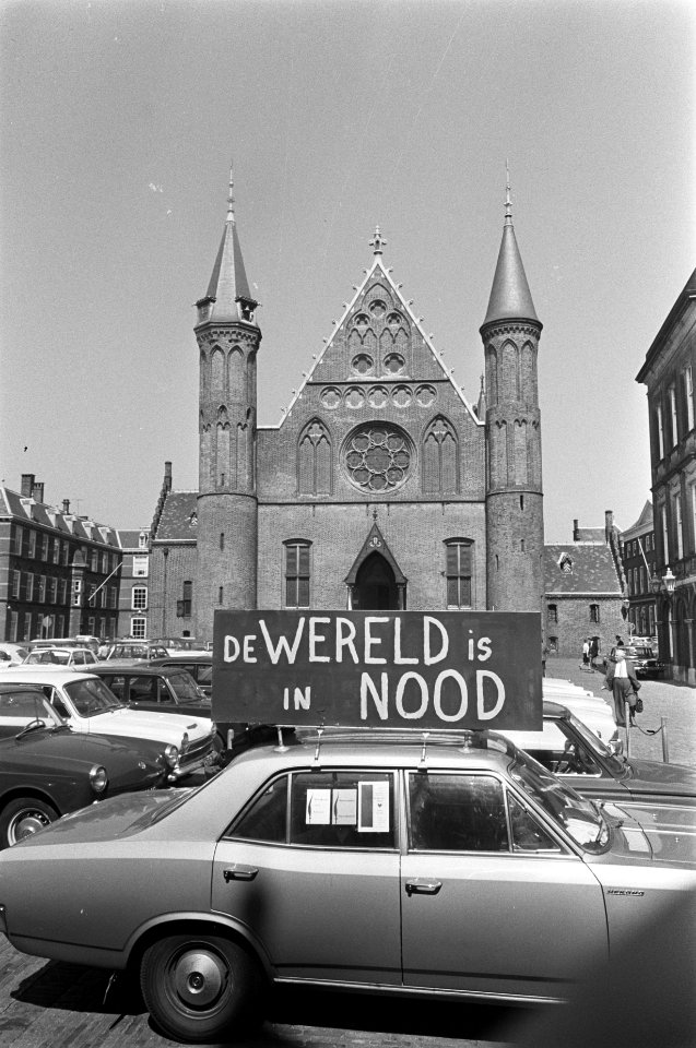 Auto van dominiee op Binnenhof, bord op auto De wereld in nood, Bestanddeelnr 921-4307