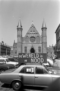 Auto van dominiee op Binnenhof, bord op auto De wereld in nood, Bestanddeelnr 921-4307