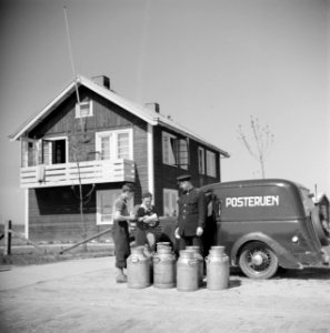 Auto van de Posterijen bij een gebouw van het Joodse werkdorp in de Wieringermee, Bestanddeelnr 254-4897