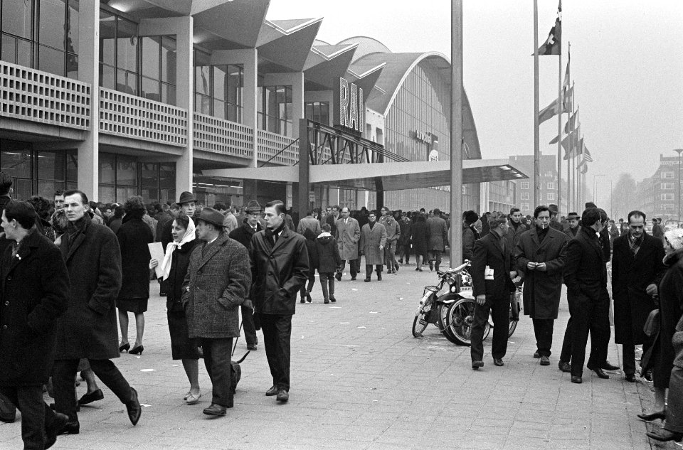 Autotentoonstelling in RAI te Amsterdam, overzicht van ee der stands op de RAI, Bestanddeelnr 914-8047