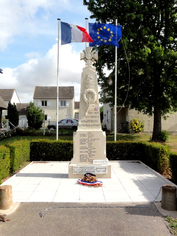 Auzebosc (Seine-Mar.) monument aux morts