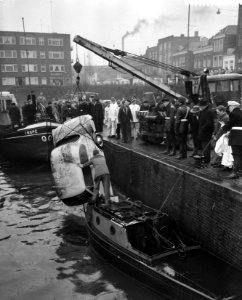 Auto te water in Rotterdam, Bestanddeelnr 911-0517
