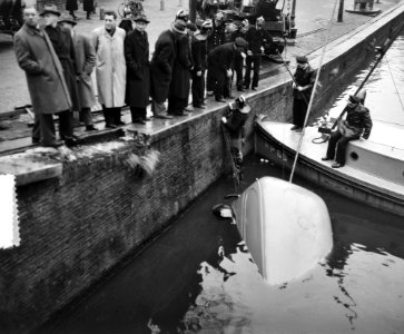 Auto te water in Reguliersgracht, Bestanddeelnr 904-9156