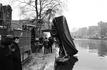 Auto te water in Zwanenburgwal, de brandweer bezig met optakelen, Bestanddeelnr 918-7692
