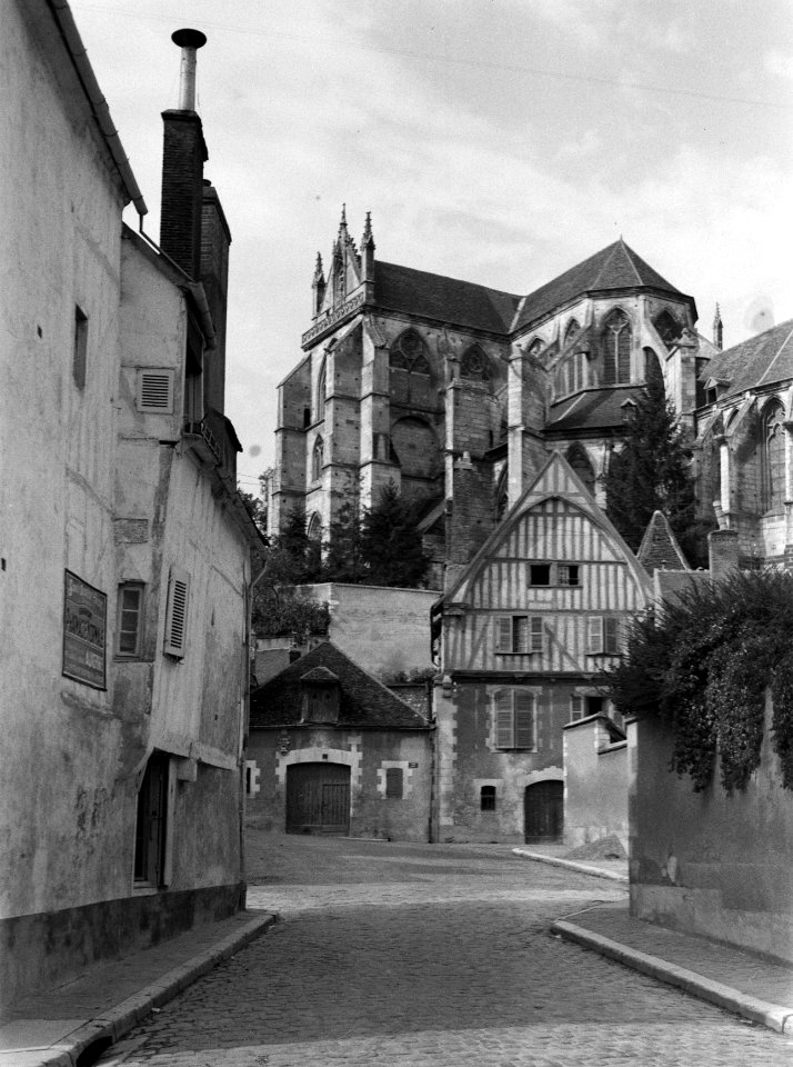 Auxerre. Gezicht op het koor en het zuidelijk dwarsschip van de voormalige abdij, Bestanddeelnr 191-0441