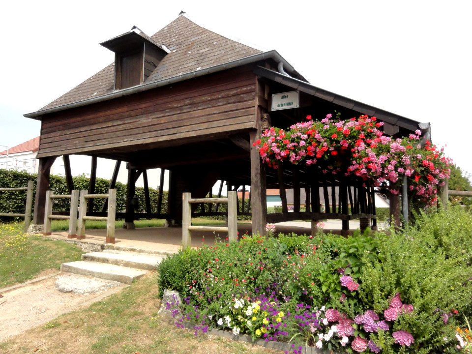 Autretot (Seine-Mar.) halles, terrain de pétanque